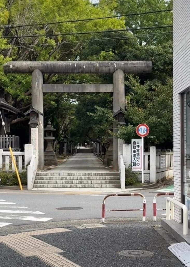 船橋大神宮付近の鳥居と参道